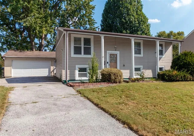 Photo 3 of Single family home for sale at 2580 Morningside Dr, Florissant, MO 63031 | MLS# MIS26060456 | Listing updated on 2026-09-24