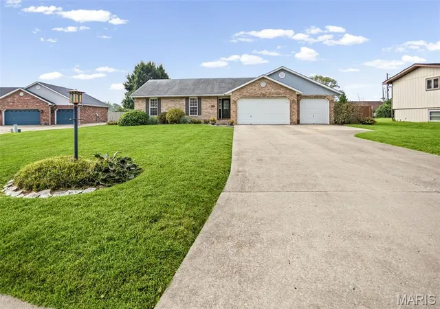 Single family home for sale at 2724 Bryden Ct, Alton, IL 62002 | MLS# MIS26060466