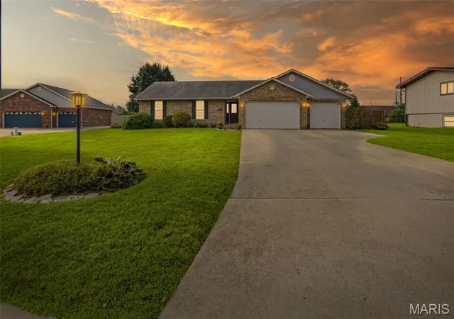 Photo 1 of Single family home for sale at 2724 Bryden Ct, Alton, IL 62002 | MLS# MIS26060466 | Listing updated on 2026-09-19
