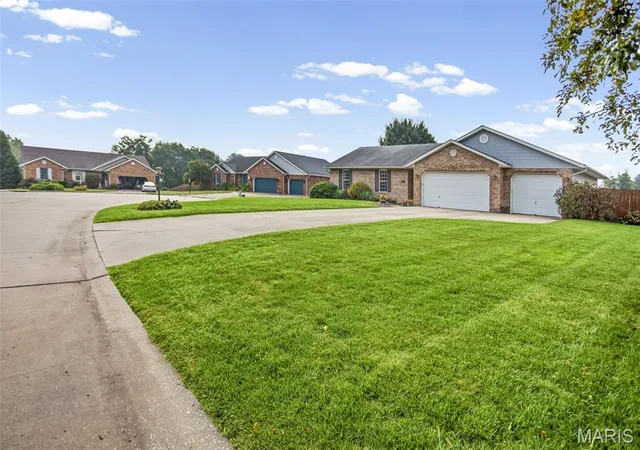 Photo 2 of Single family home for sale at 2724 Bryden Ct, Alton, IL 62002 | MLS# MIS26060466 | Listing updated on 2026-09-19