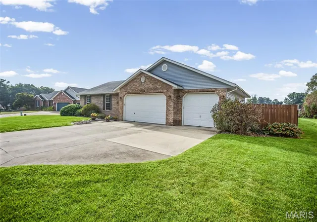 Photo 3 of Single family home for sale at 2724 Bryden Ct, Alton, IL 62002 | MLS# MIS26060466 | Listing updated on 2026-09-19