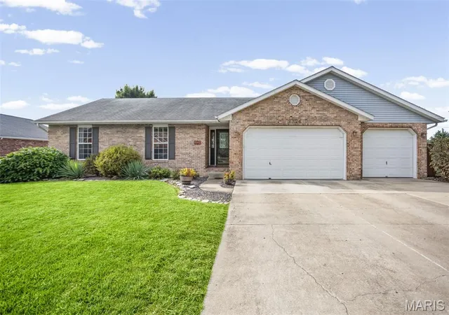 Photo 4 of Single family home for sale at 2724 Bryden Ct, Alton, IL 62002 | MLS# MIS26060466 | Listing updated on 2026-09-19