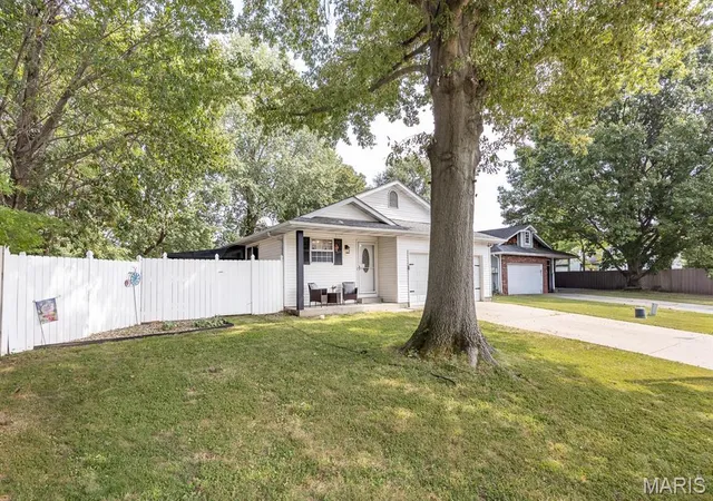 Photo 2 of Single family home for sale at 712 Country Oaks Ln, O Fallon, IL 62269 | MLS# MIS26060486 | Listing updated on 2026-09-21