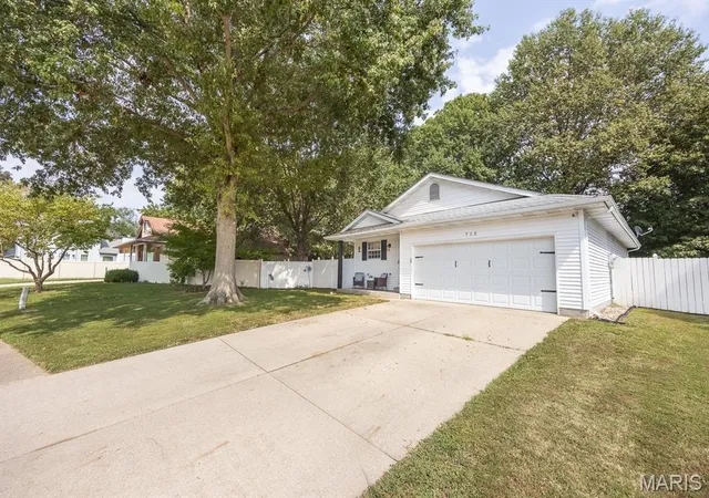 Photo 3 of Single family home for sale at 712 Country Oaks Ln, O Fallon, IL 62269 | MLS# MIS26060486 | Listing updated on 2026-09-21