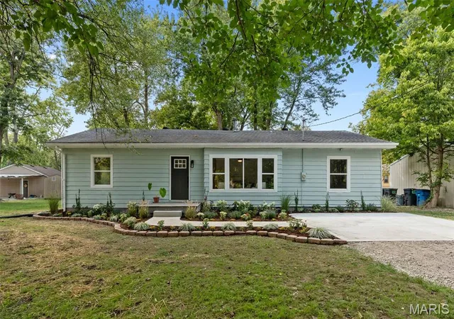 Photo 1 of Single family home for sale at 301 Edgewood Dr, Belleville, IL 62223 | MLS# MIS26060495 | Listing updated on 2026-10-07