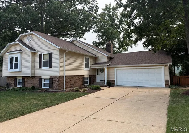 Photo 3 of Single family home for sale at 746 Galway Dr, Manchester, MO 63021 | MLS# MIS26060513 | Listing updated on 2026-09-19