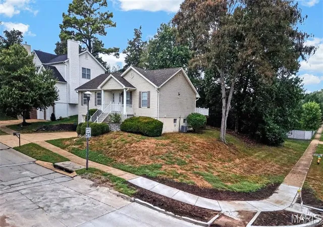 Photo 2 of Single family home for sale at 1092 Johanna Dr, Ballwin, MO 63021 | MLS# MIS26060533 | Listing updated on 2026-09-23