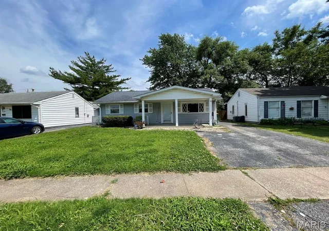 Photo 1 of Sale Pending at 15 Briarcliff Dr, Granite City, IL 62040 | MLS# MIS26060546 | Listing updated on 2026-09-25