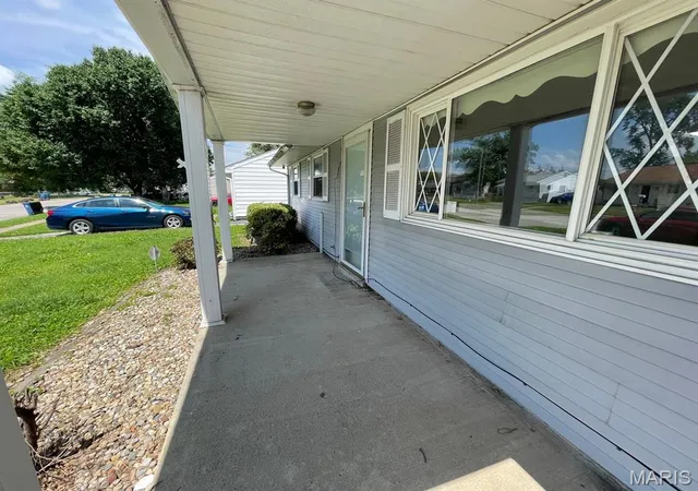 Photo 2 of Sale Pending at 15 Briarcliff Dr, Granite City, IL 62040 | MLS# MIS26060546 | Listing updated on 2026-09-25
