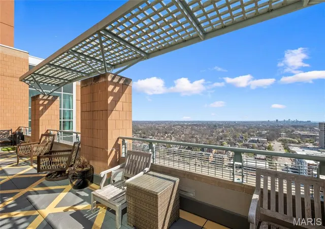 Photo 2 of Sale Pending at 8025 Maryland Ave #17C, Saint Louis, MO 63105 | MLS# MIS26060561 | Listing updated on 2026-09-19