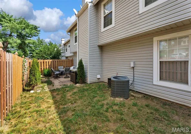 Listing Photo 4 - Condo for sale in building located at 13305 Woodlake Vlg Ct, Saint Louis, MO 63141