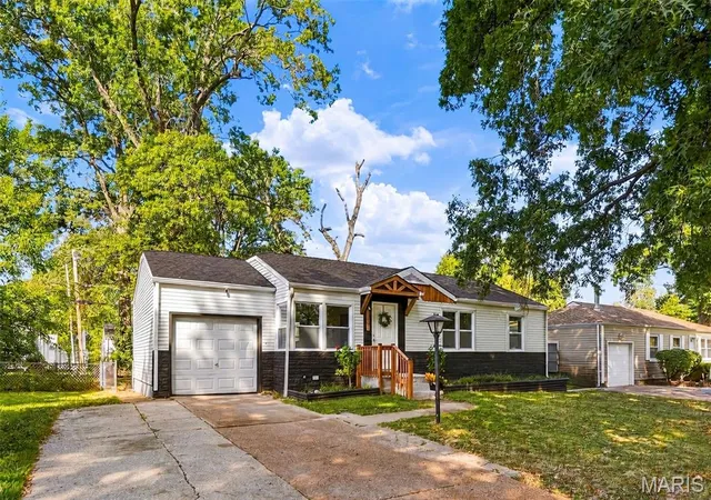 Photo 3 of Single family home for sale at 10501 Hoyt Dr, Saint Louis, MO 63137 | MLS# MIS26060574 | Listing updated on 2026-09-21