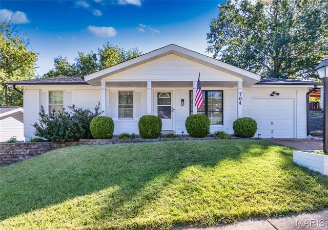 Photo 1 of Sale Pending at 704 Vanderville Dr, Fenton, MO 63026 | MLS# MIS26060584 | Listing updated on 2026-10-04