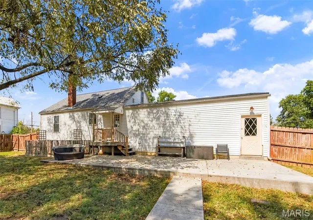 Photo 3 of Sale Pending at 606 College Ave, Warrenton, MO 63383 | MLS# MIS26060593 | Listing updated on 2026-10-05