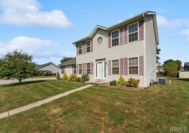 Photo 2 of Single family home for sale at 950 Whitechapel Dr, O'fallon, IL 62269 | MLS# MIS26060609 | Listing updated on 2026-09-22