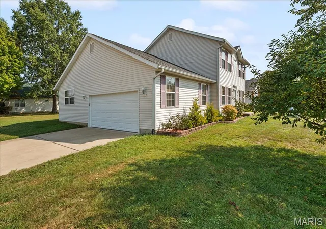 Photo 3 of Single family home for sale at 950 Whitechapel Dr, O'fallon, IL 62269 | MLS# MIS26060609 | Listing updated on 2026-09-22
