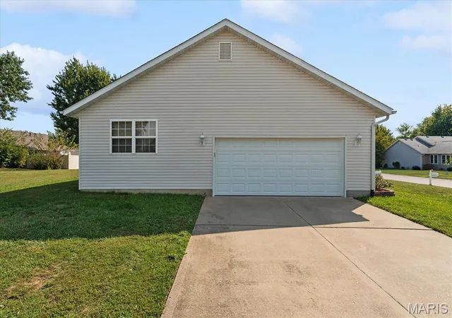 Photo 3 of Single family home for sale at 950 Whitechapel Dr, O'fallon, IL 62269 | MLS# MIS26060609 | Listing updated on 2026-09-22