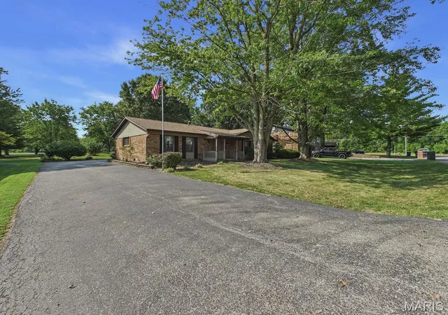 Photo 4 of Single family home for sale at 9012 Range Dr, New Athens, IL 62264 | MLS# MIS26060620 | Listing updated on 2026-10-04