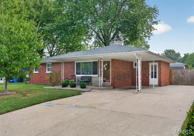 Photo 2 of Single family home for sale at 1505 Paradise Dr, Highland, IL 62249 | MLS# MIS26060632 | Listing updated on 2026-09-24
