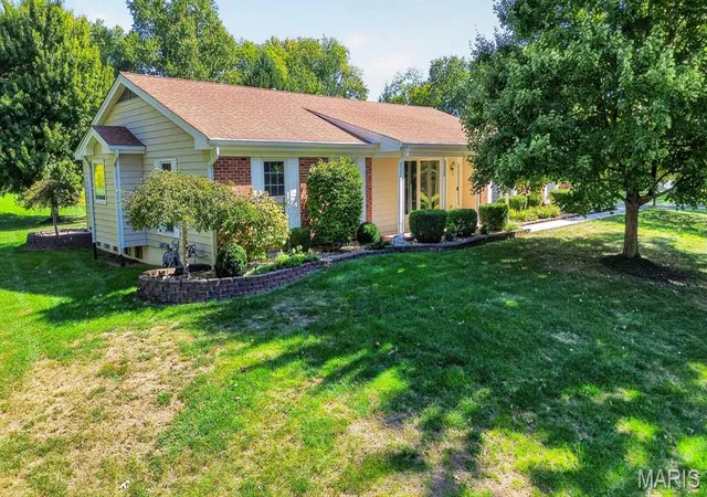 Photo 2 of Single family home for sale at 1584 Foxleigh Ct, Saint Louis, MO 63131 | MLS# MIS26060640 | Listing updated on 2026-10-21
