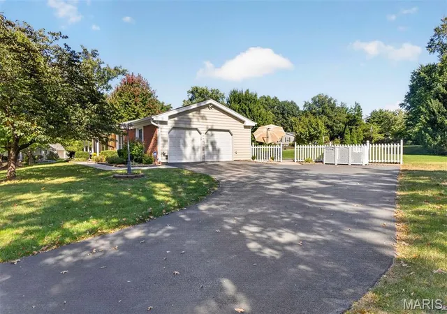 Photo 3 of Single family home for sale at 1584 Foxleigh Ct, Saint Louis, MO 63131 | MLS# MIS26060640 | Listing updated on 2026-10-21