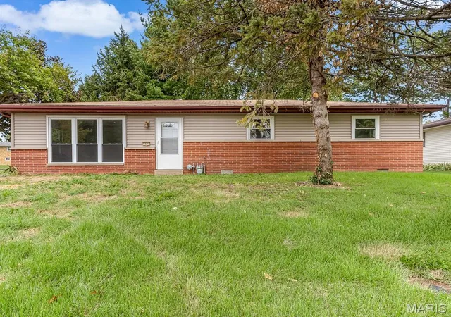 Single family home for sale at 17 Neptune Dr, Belleville, IL 62226 | MLS# MIS26060653