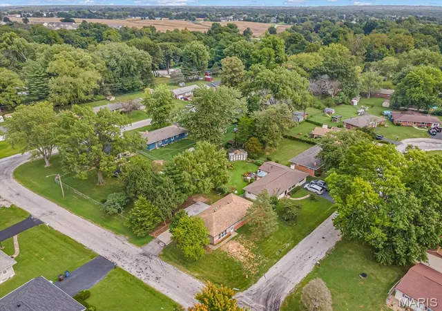 Photo 3 of Single family home for sale at 17 Neptune Dr, Belleville, IL 62226 | MLS# MIS26060653 | Listing updated on 2026-09-20