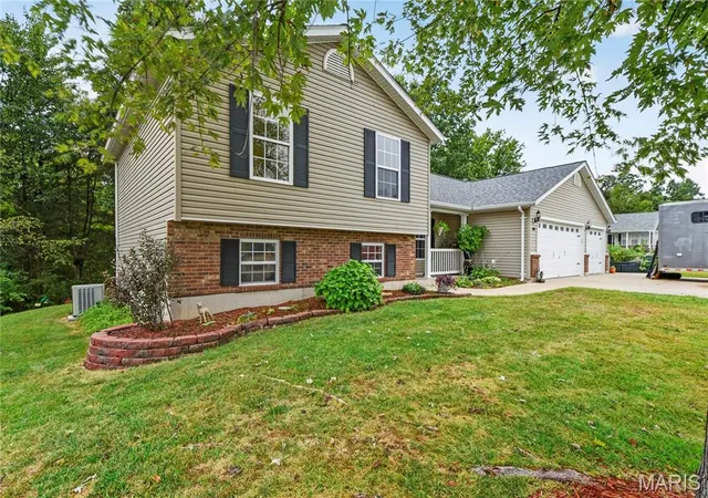 Photo 2 of Single family home for sale at 500 Candlestick Ct, Warrenton, MO 63383 | MLS# MIS26060654 | Listing updated on 2026-10-02