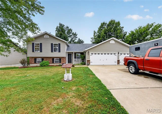 Photo 3 of Single family home for sale at 500 Candlestick Ct, Warrenton, MO 63383 | MLS# MIS26060654 | Listing updated on 2026-10-02