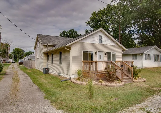 Photo 3 of Single family home for sale at 409 E Teak St, Thayer, IL 62689 | MLS# MIS26060670 | Listing updated on 2026-09-24