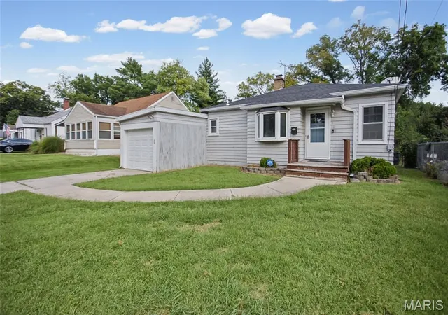 Single family home for sale at 122 Boynton Dr, Alton, IL 62002 | MLS# MIS26060678