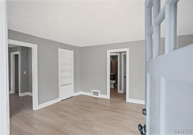 Photo 2 of Single family home for sale at 122 Boynton Dr, Alton, IL 62002 | MLS# MIS26060678 | Listing updated on 2026-09-22
