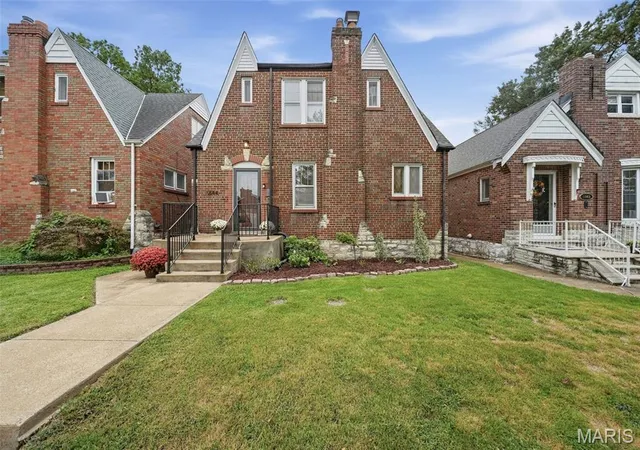 Photo 2 of Sale Pending at 5644 Eichelberger St, Saint Louis, MO 63109 | MLS# MIS26060679 | Listing updated on 2026-09-27