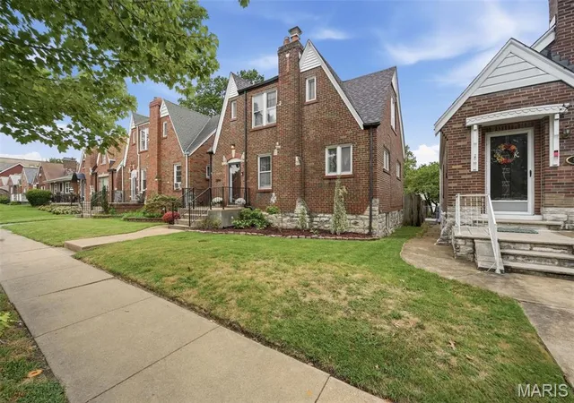 Photo 3 of Sale Pending at 5644 Eichelberger St, Saint Louis, MO 63109 | MLS# MIS26060679 | Listing updated on 2026-09-27