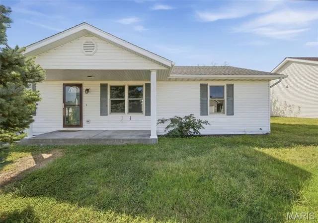 Photo 3 of Single family home for sale at 132 E Harrisonville Dr, Valmeyer, IL 62295 | MLS# MIS26060692 | Listing updated on 2026-09-27