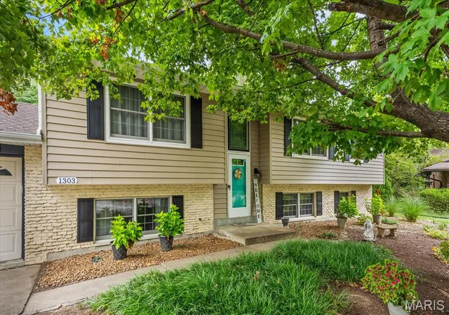 Photo 4 of Single family home for sale at 1303 Desoto Dr, O Fallon, IL 62269 | MLS# MIS26060715 | Listing updated on 2026-10-13