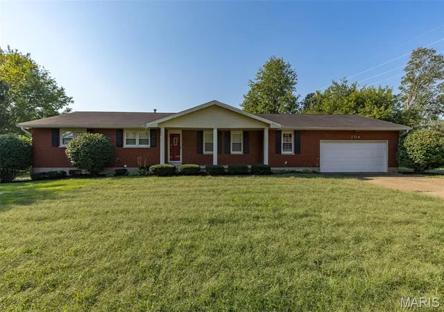 Photo 1 of Single family home for sale at 204 Smith St, Farmington, MO 63640 | MLS# MIS26060717 | Listing updated on 2026-09-21