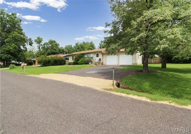 Photo 2 of Single family home for sale at 137 Christland Dr, Sullivan, MO 63080 | MLS# MIS26060719 | Listing updated on 2026-10-02