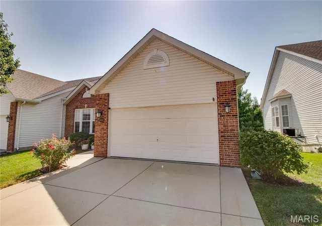 Photo 3 of Single family home for sale at 6814 Kensington Dr, Maryville, IL 62062 | MLS# MIS26060720 | Listing updated on 2026-09-21