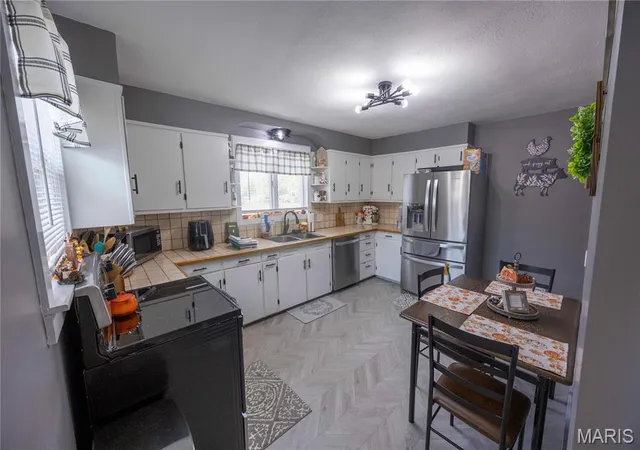 Photo 3 of Single family home for sale at 910 Bruce St, Perryville, MO 63775 | MLS# MIS26060722 | Listing updated on 2026-09-24