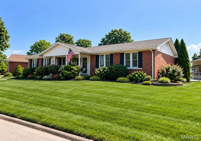 Photo 2 of Single family home for sale at 5213 Jerome Dr, Godfrey, IL 62035 | MLS# MIS26060727 | Listing updated on 2026-10-03