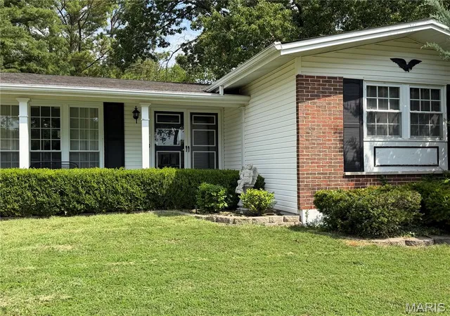 Photo 2 of Single family home for sale at 465 Burncoate Dr, Saint Louis, MO 63129 | MLS# MIS26060729 | Listing updated on 2026-10-04