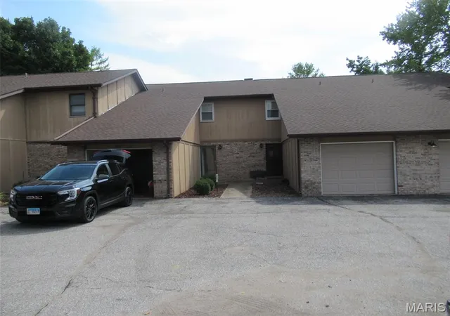 Photo 2 of Sale Pending at 1941 Ramada Blvd, Collinsville, IL 62234 | MLS# MIS26060731 | Listing updated on 2026-09-24