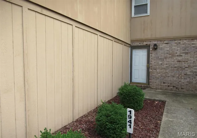 Photo 3 of Sale Pending at 1941 Ramada Blvd, Collinsville, IL 62234 | MLS# MIS26060731 | Listing updated on 2026-09-24