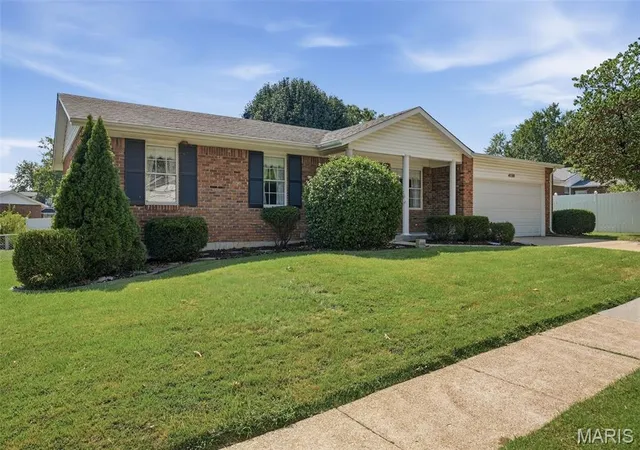 Photo 2 of Sale Pending at 4530 Firelight Dr, Saint Louis, MO 63129 | MLS# MIS26060737 | Listing updated on 2026-09-29