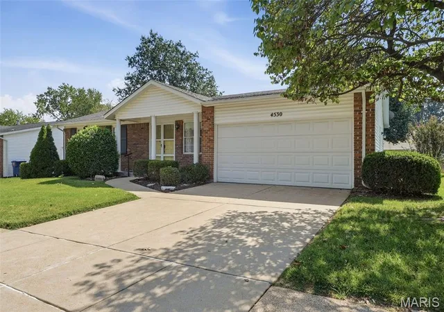 Photo 3 of Sale Pending at 4530 Firelight Dr, Saint Louis, MO 63129 | MLS# MIS26060737 | Listing updated on 2026-09-29