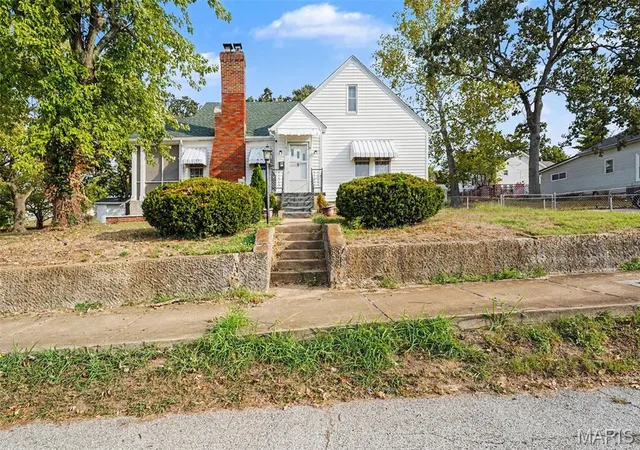 Single family home for sale at 812 W Miller St, De Soto, MO 63020 | MLS# MIS26060757