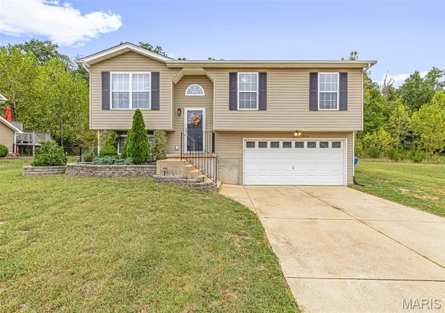 Photo 1 of Sale Pending at 1552 St Charles Dr, Hillsboro, MO 63050 | MLS# MIS26060758 | Listing updated on 2026-09-27