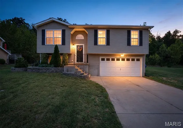 Photo 2 of Sale Pending at 1552 St Charles Dr, Hillsboro, MO 63050 | MLS# MIS26060758 | Listing updated on 2026-09-27