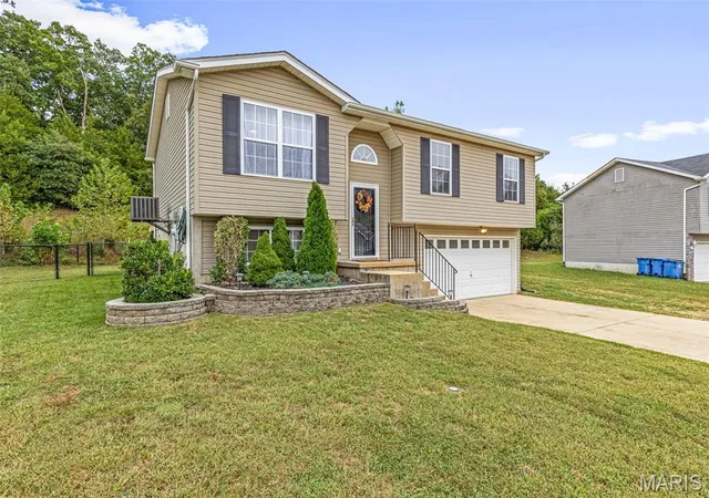 Photo 3 of Sale Pending at 1552 St Charles Dr, Hillsboro, MO 63050 | MLS# MIS26060758 | Listing updated on 2026-09-27